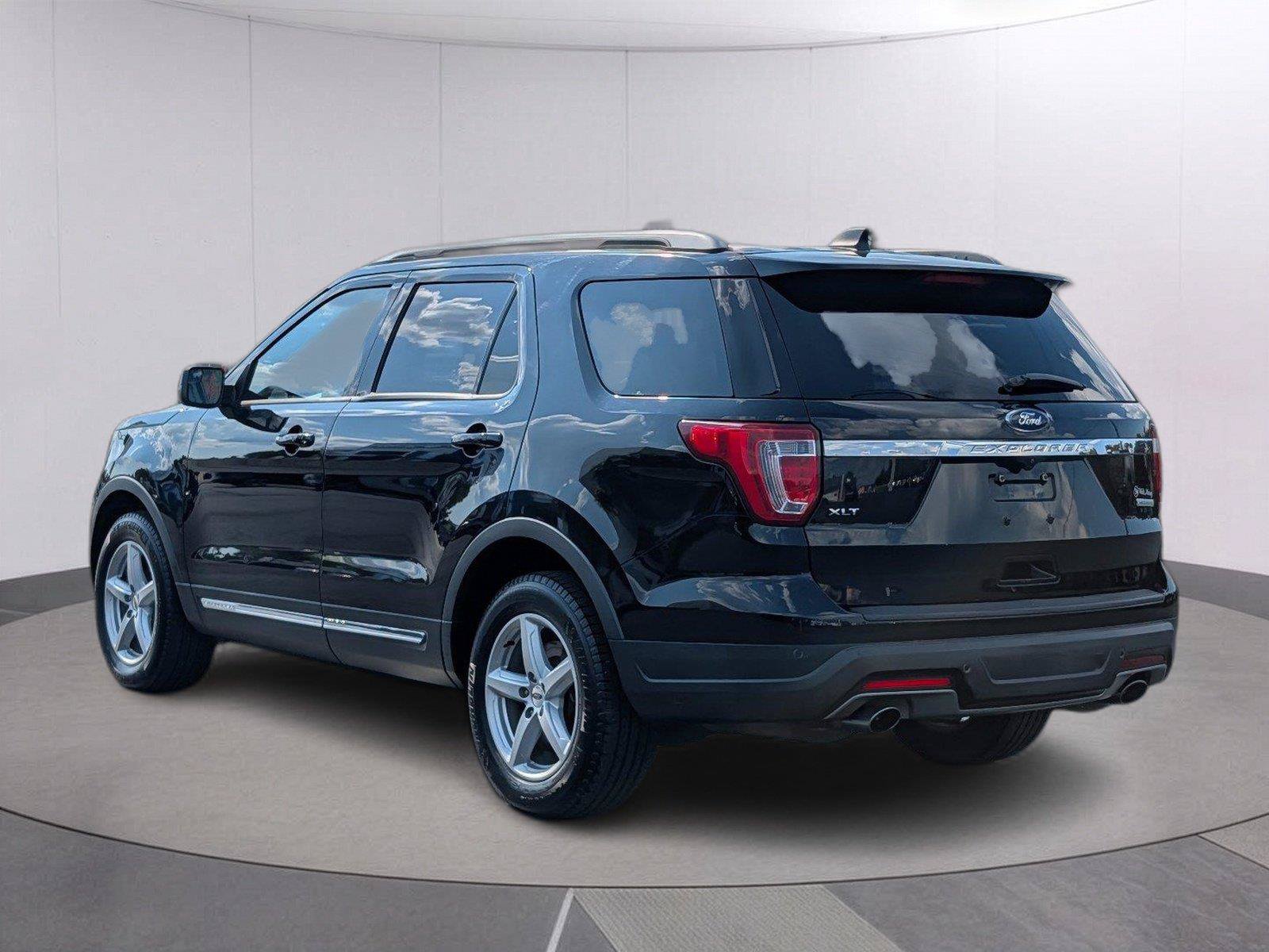 Used 2018 Ford Explorer XLT FWD image 3