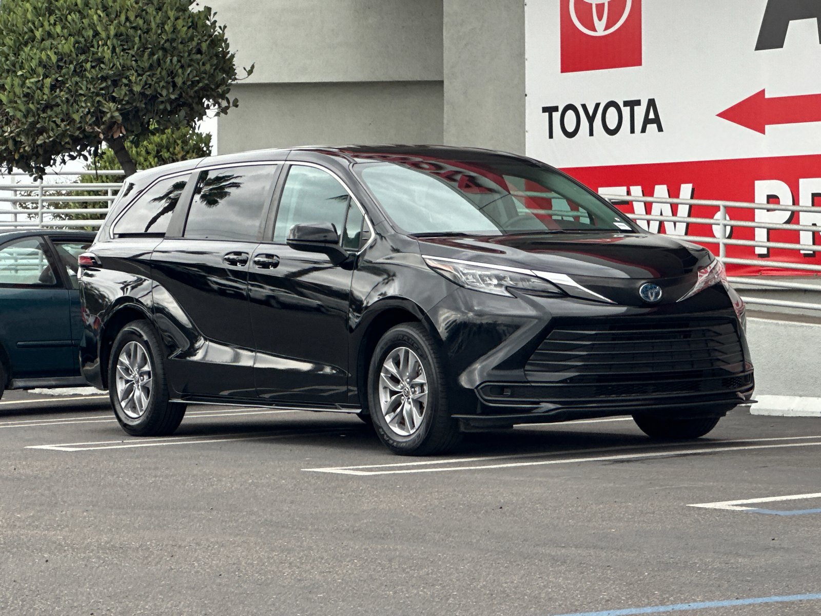 Used 2024 Toyota Sienna LE FWD image 8