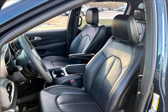 Used 2025 Chrysler Pacifica Select image 21