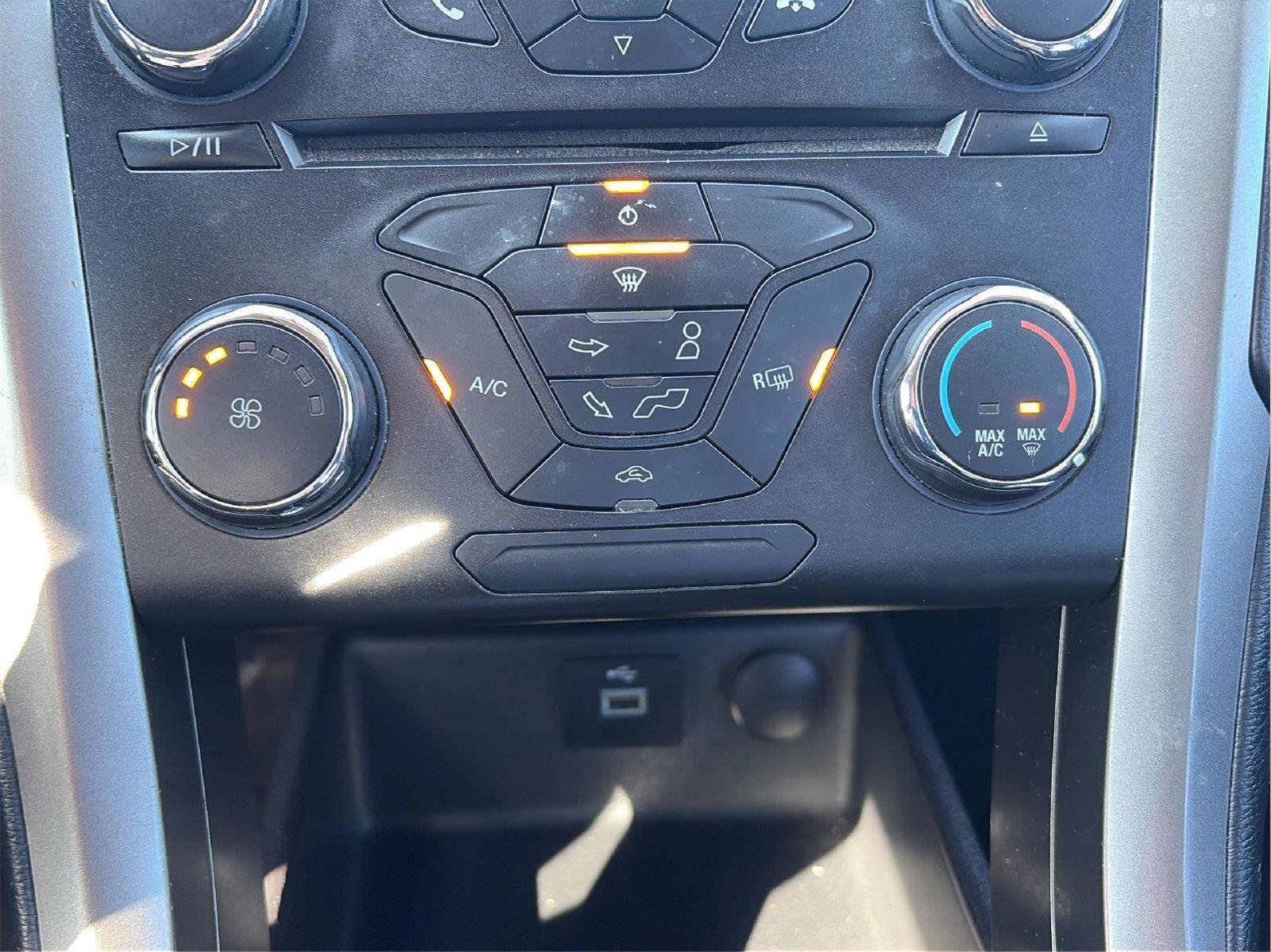 Used 2017 Ford Fusion SE FWD image 26