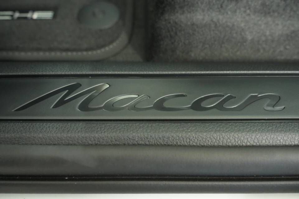 Certified 2025 Porsche Macan AWD/4WD image 32
