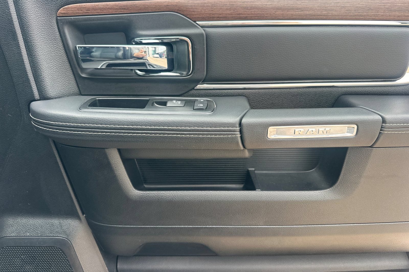 Used 2014 RAM 1500 Laramie w/ Convenience Group AWD/4WD image 19