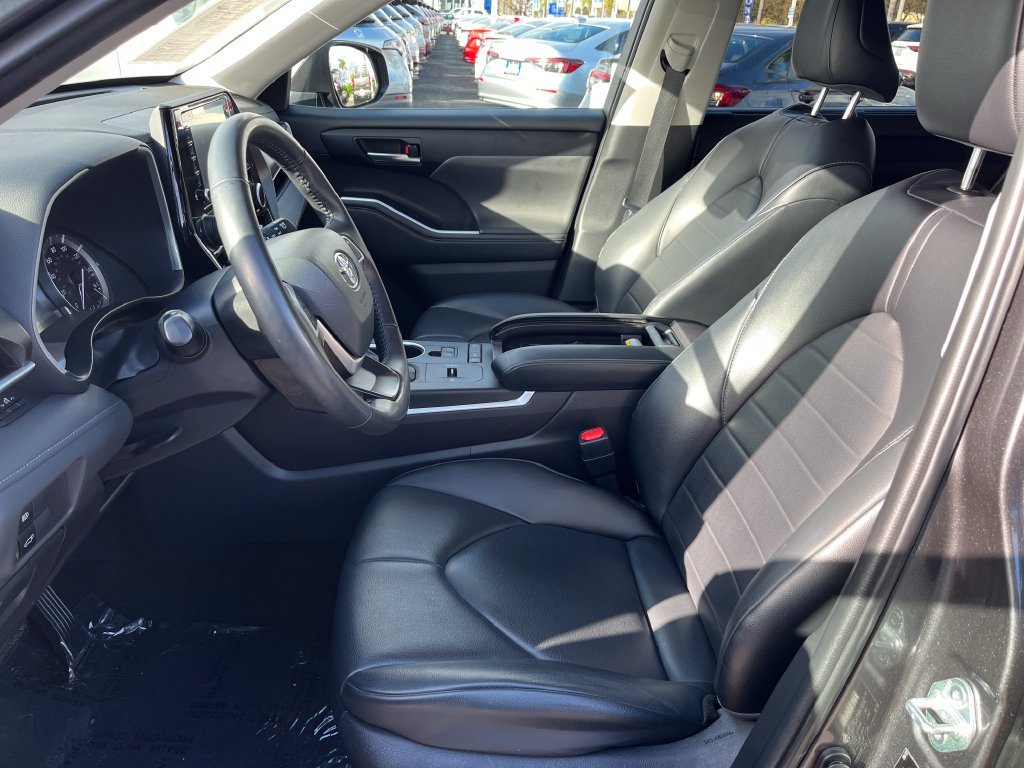 Used 2022 Toyota Highlander XLE FWD image 9