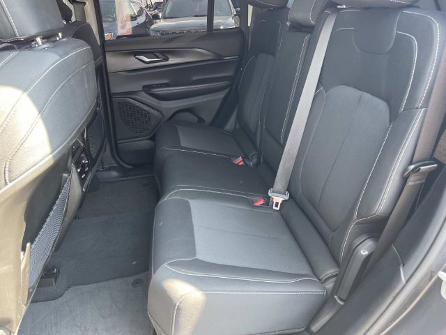 Used 2023 Jeep Grand Cherokee Laredo AWD/4WD image 17