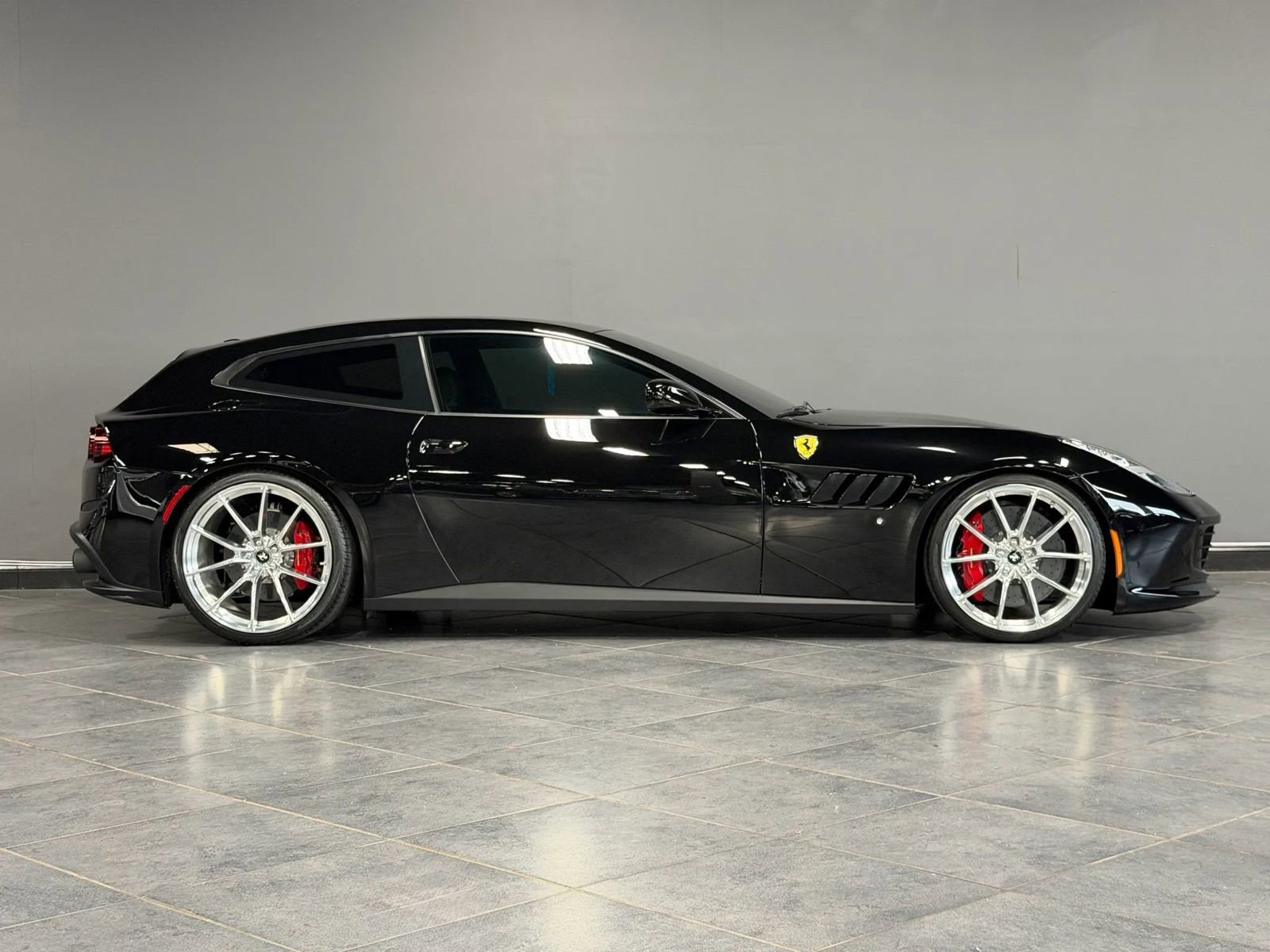 Used 2018 Ferrari GTC4Lusso AWD/4WD image 5
