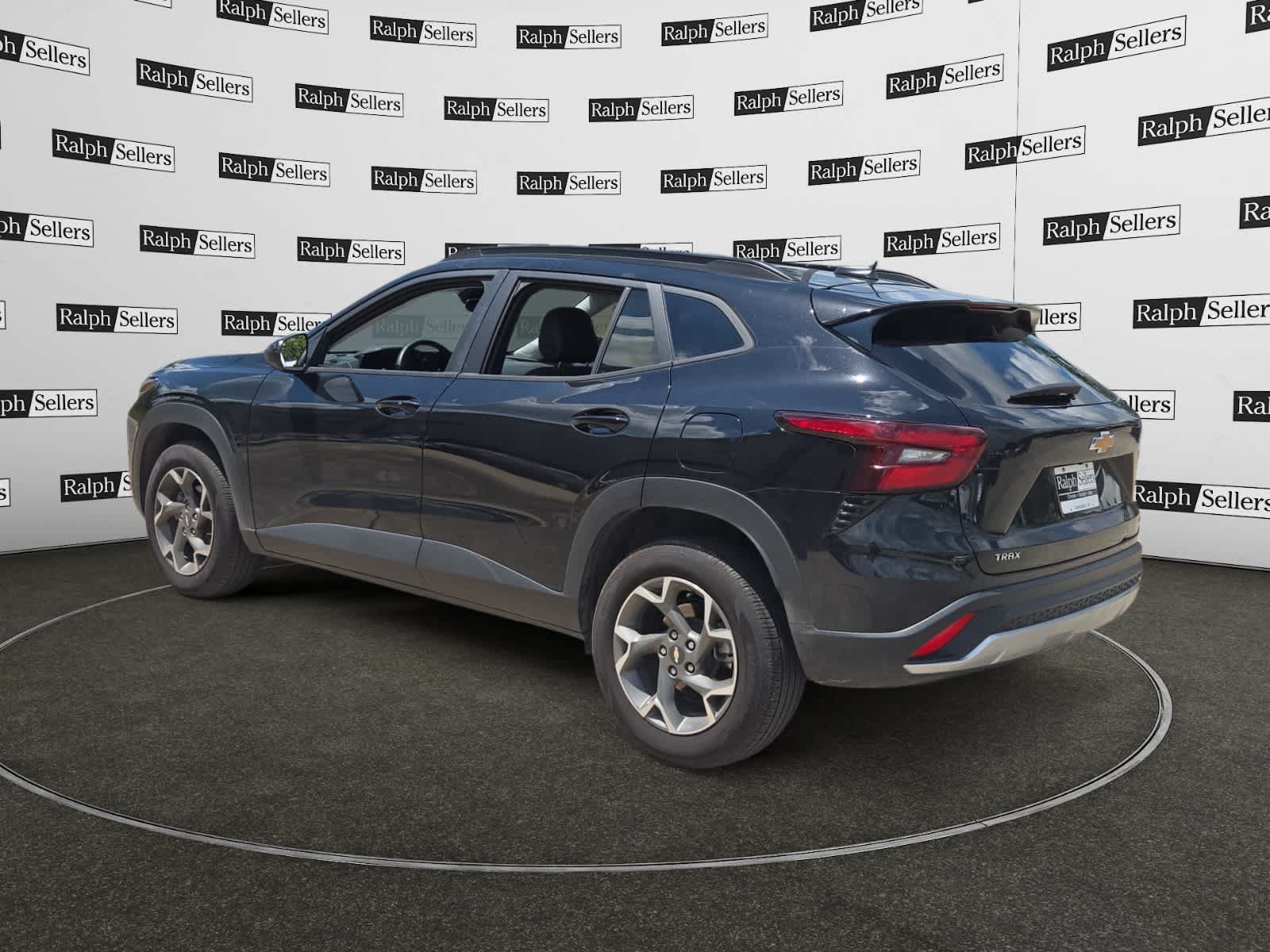 Used 2025 Chevrolet Trax LT w/ LT Convenience Package FWD image 4