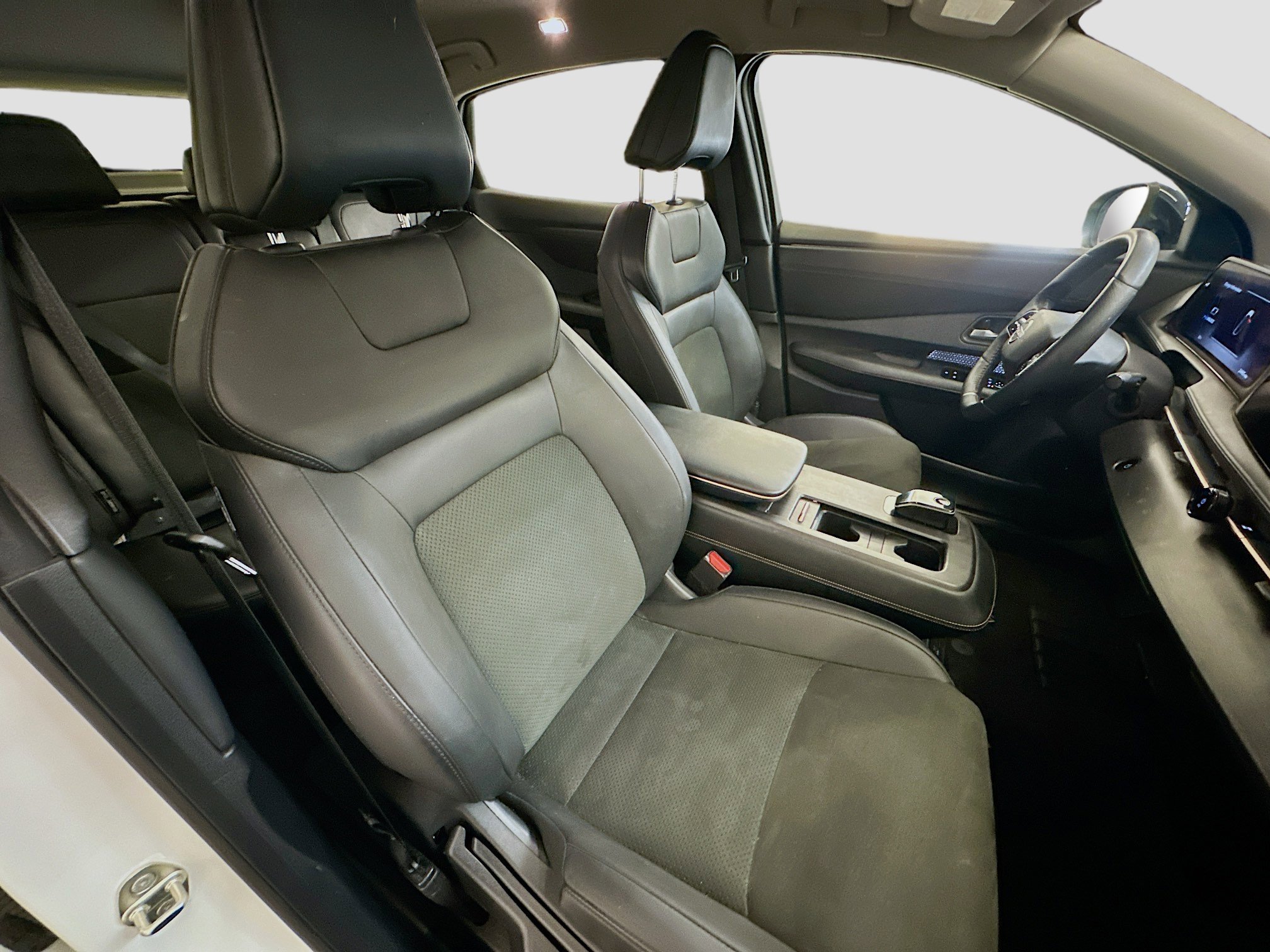 Used 2024 Nissan Ariya AWD image 32