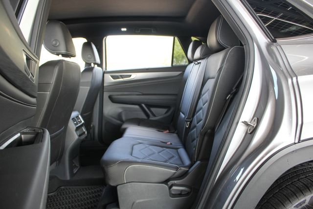 Used 2025 Volkswagen Atlas Cross Sport SE w/ Panoramic Sunroof Package image 32