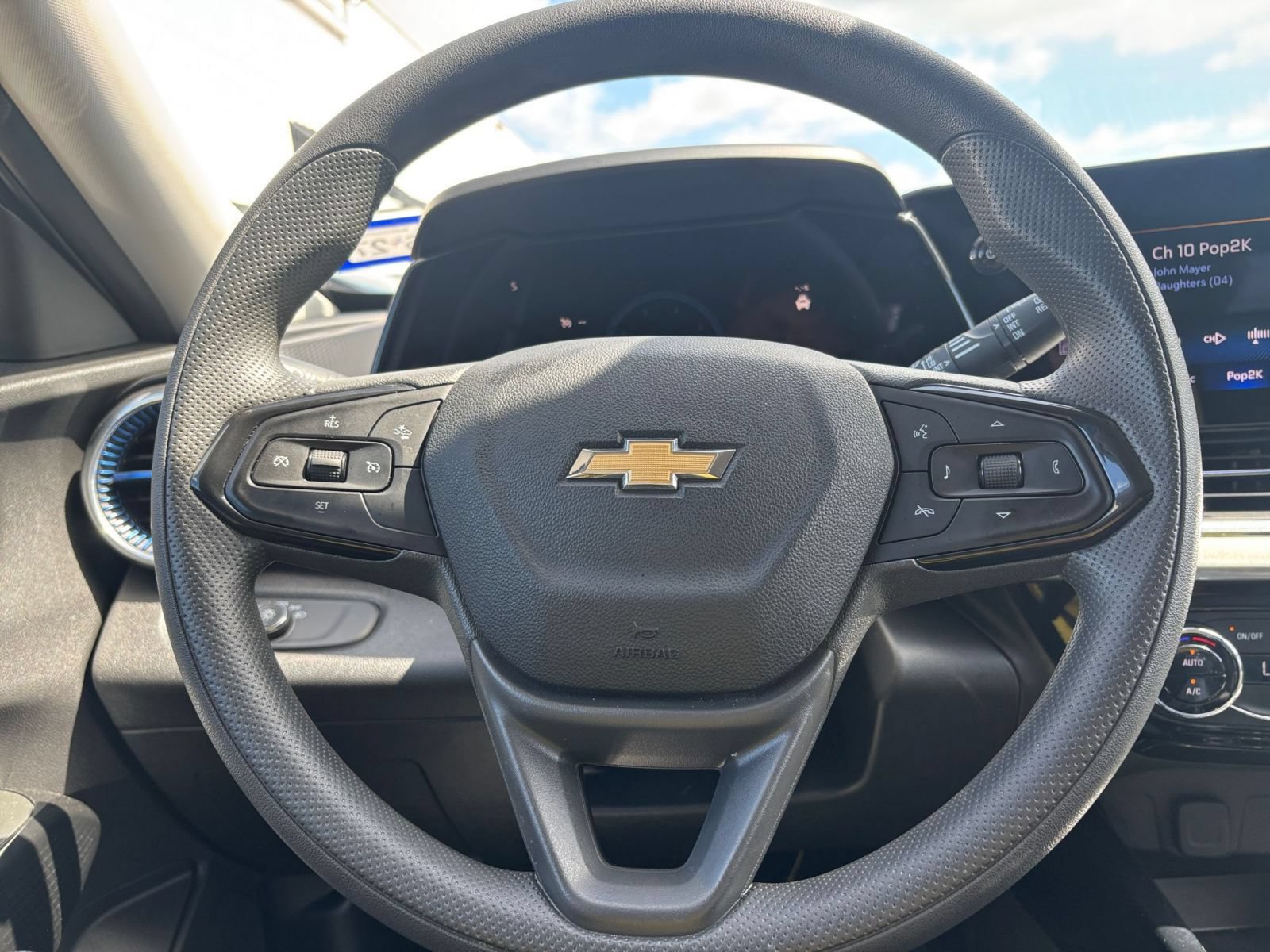 Used 2025 Chevrolet Trax LT FWD image 27