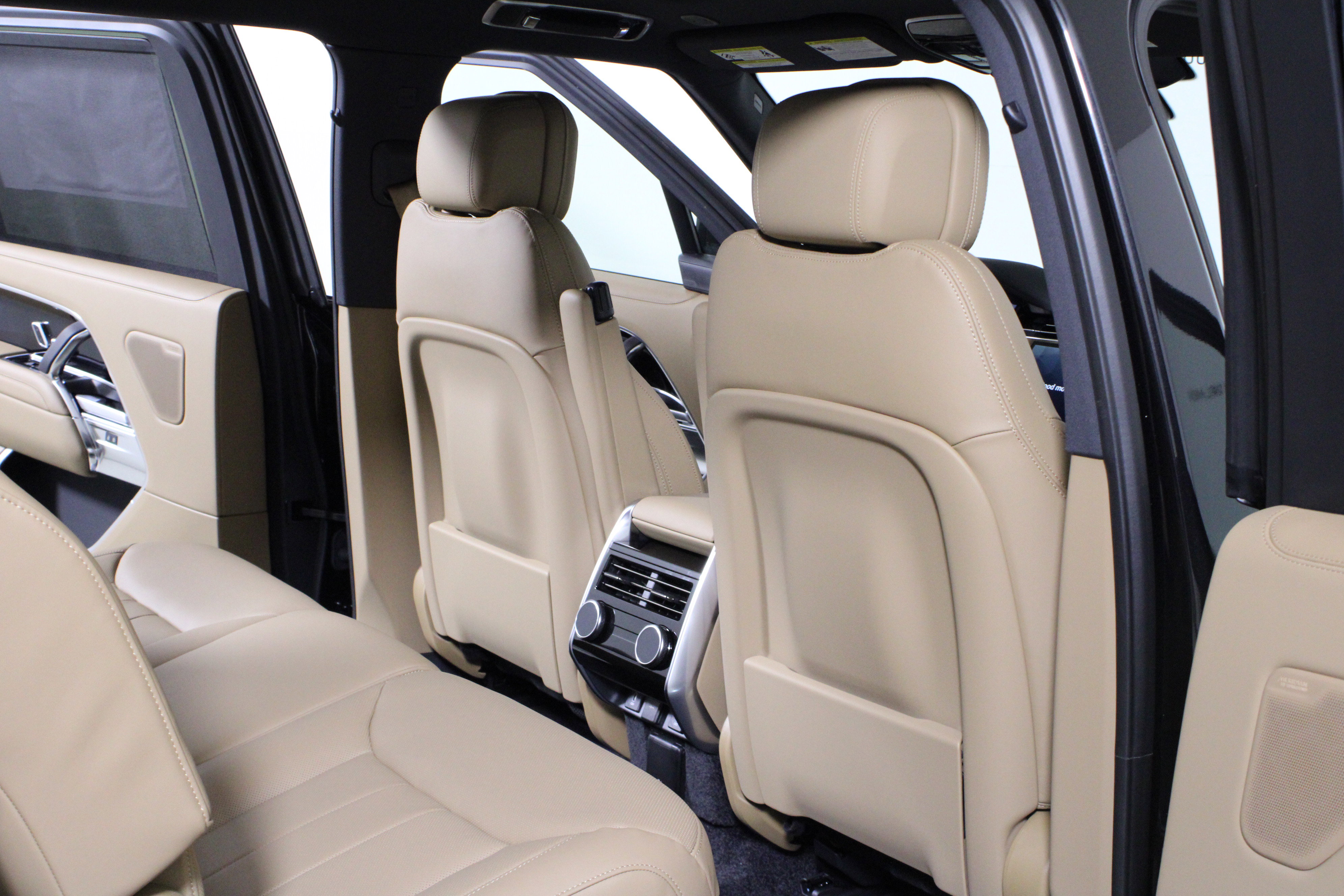 New 2026 Land Rover Range Rover Long Wheelbase SE image 11