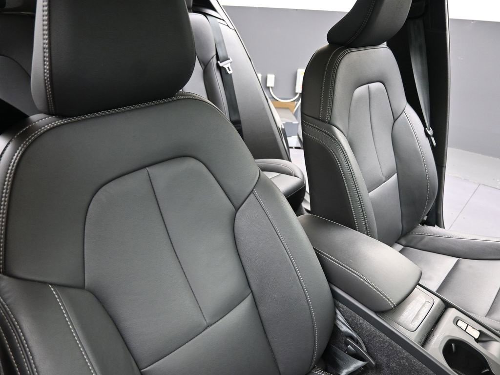 Certified 2025 Volvo XC40 B5 Core image 14