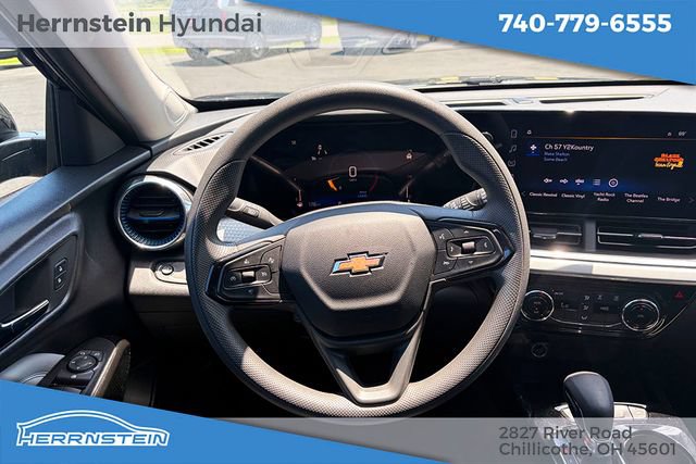 Used 2025 Chevrolet Trax LT FWD image 7