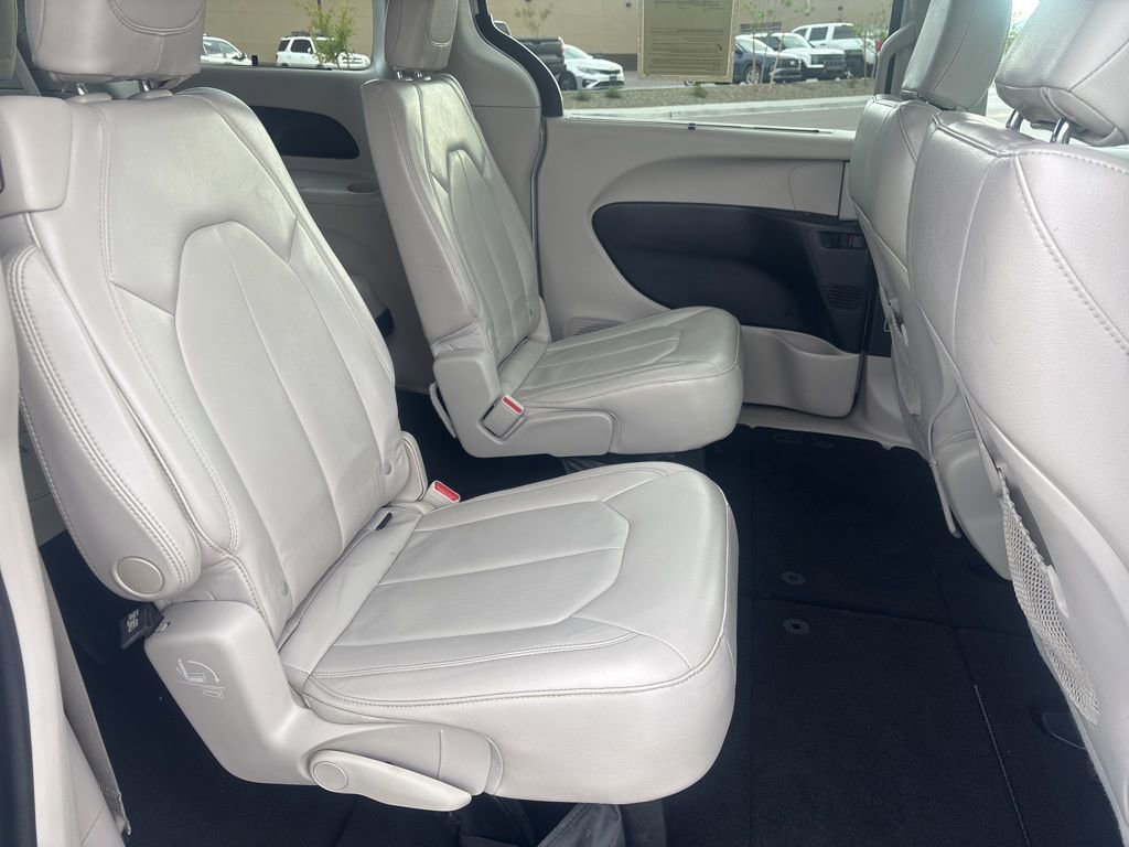Used 2017 Chrysler Pacifica Touring-L FWD image 16