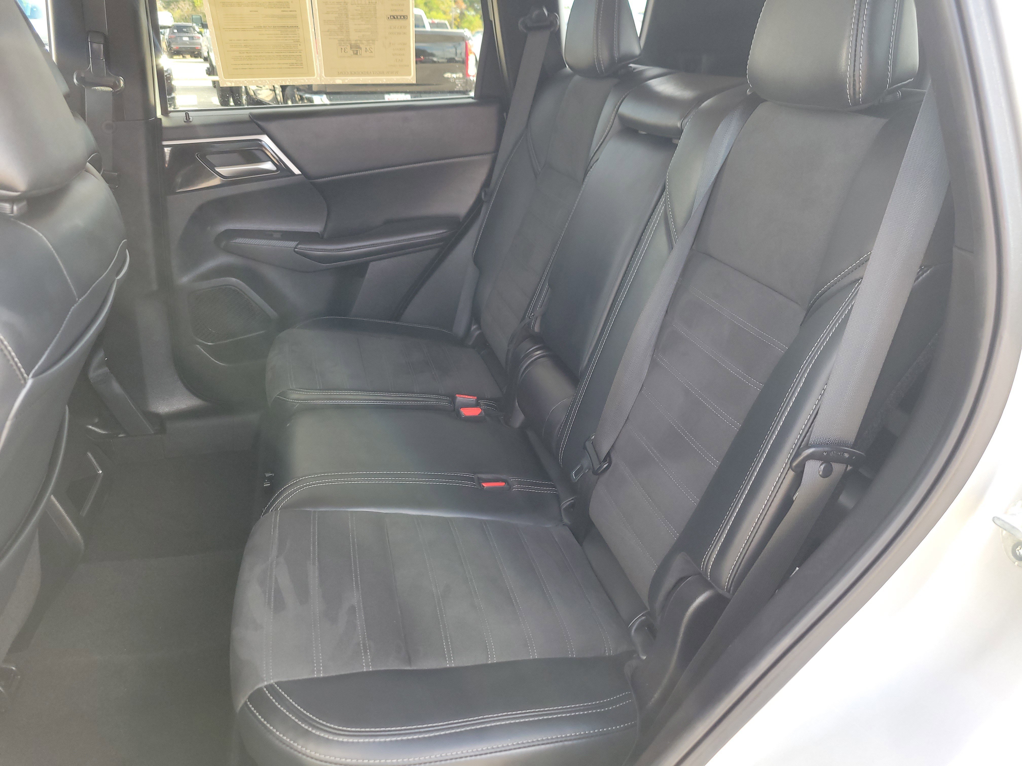 Used 2024 Mitsubishi Outlander SE Black Edition image 17