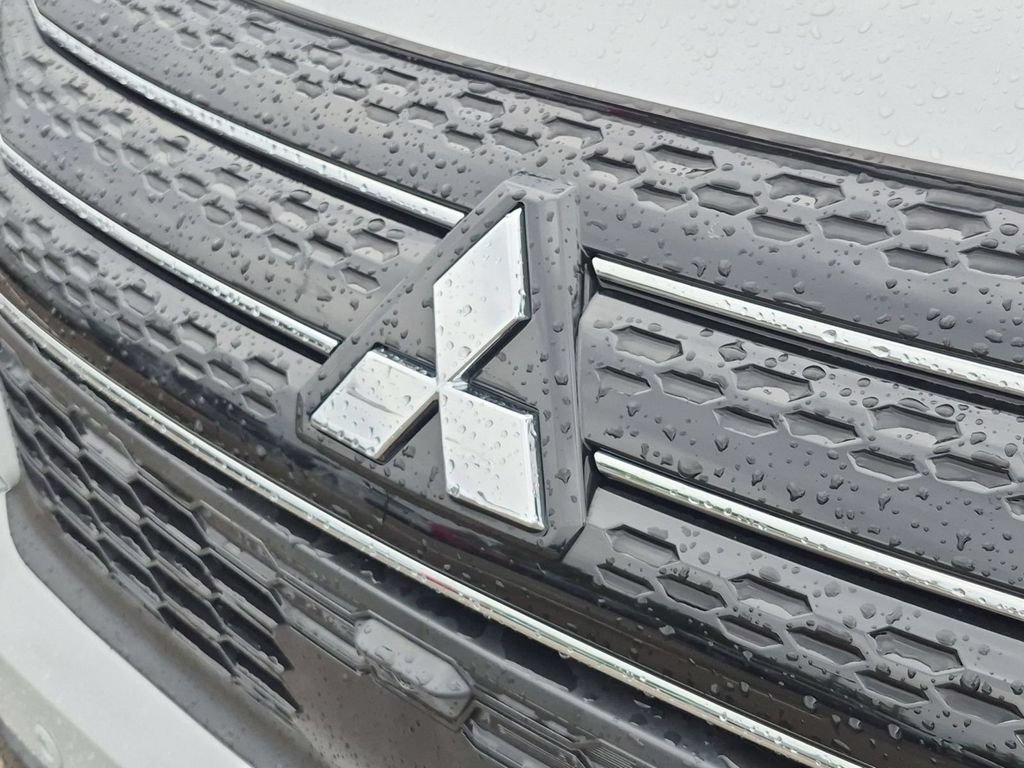 Used 2023 Mitsubishi Outlander SE AWD/4WD image 9