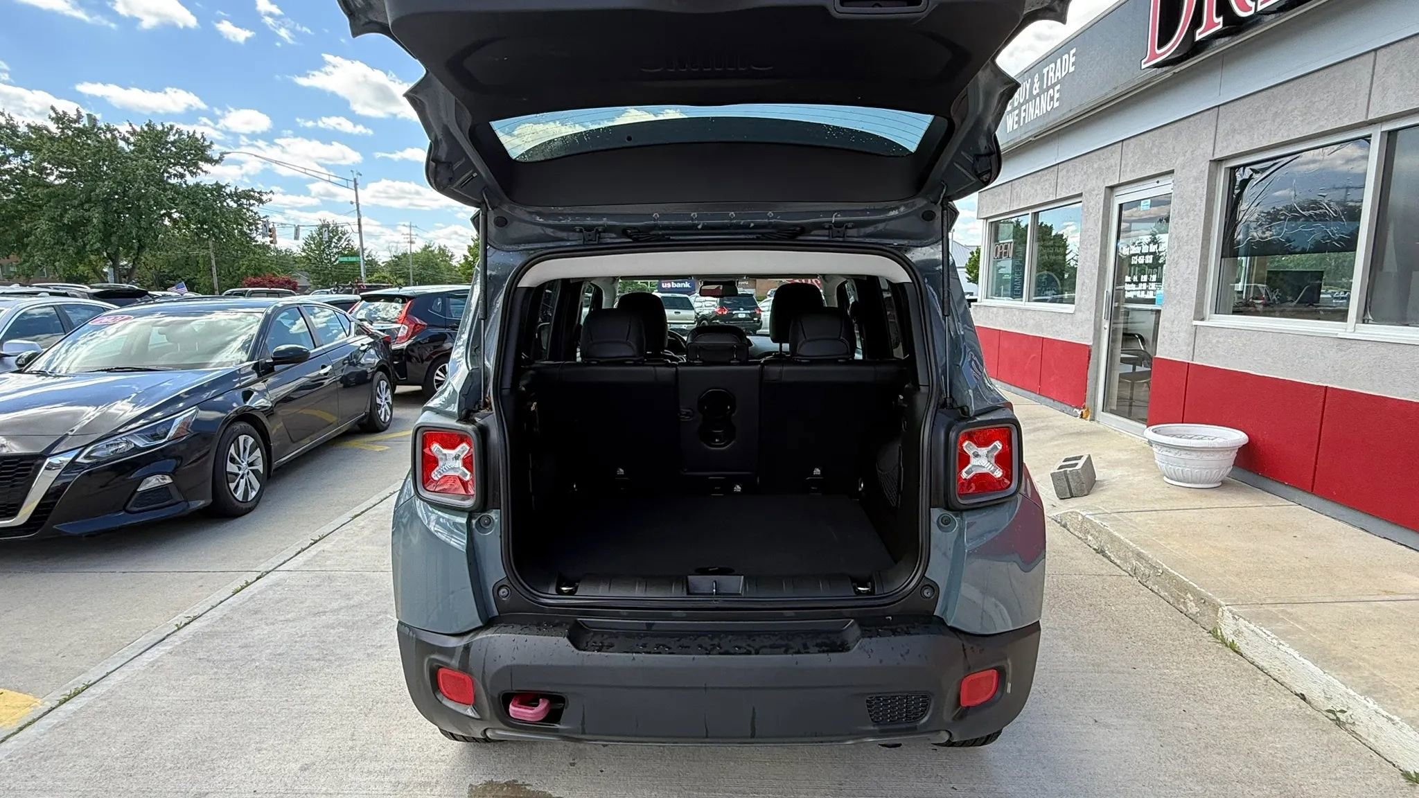 Used 2017 Jeep Renegade Trailhawk w/ Premium Trailhawk Package AWD/4WD image 24