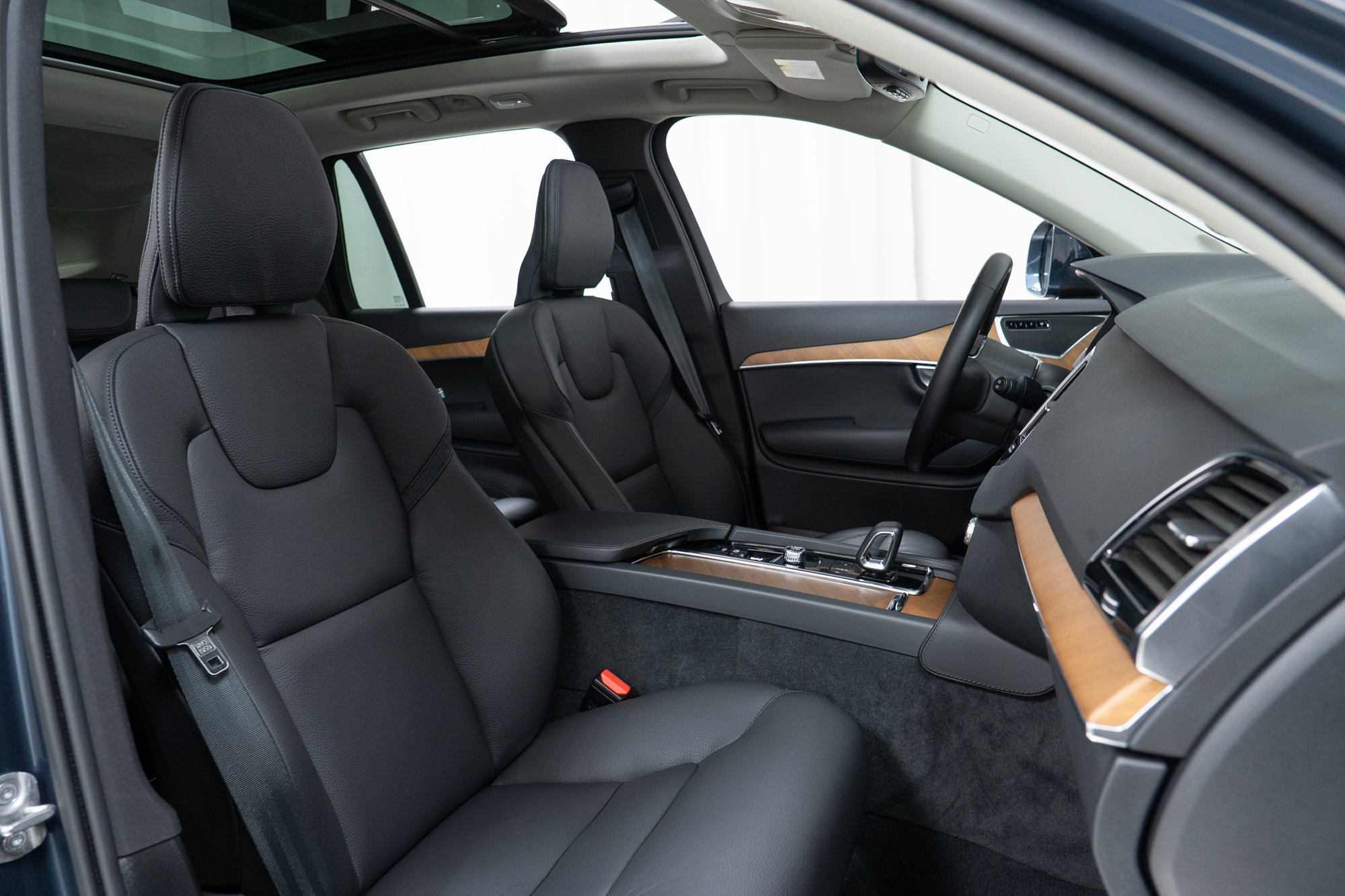Certified 2025 Volvo XC90 T8 Plus w/ Protection Package Premier AWD/4WD image 22