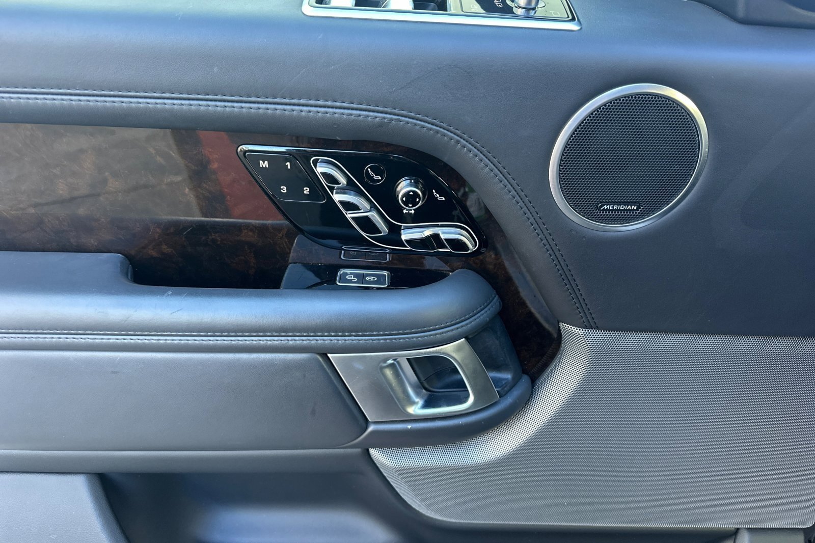 Used 2019 Land Rover Range Rover Long Wheelbase Autobiography image 10