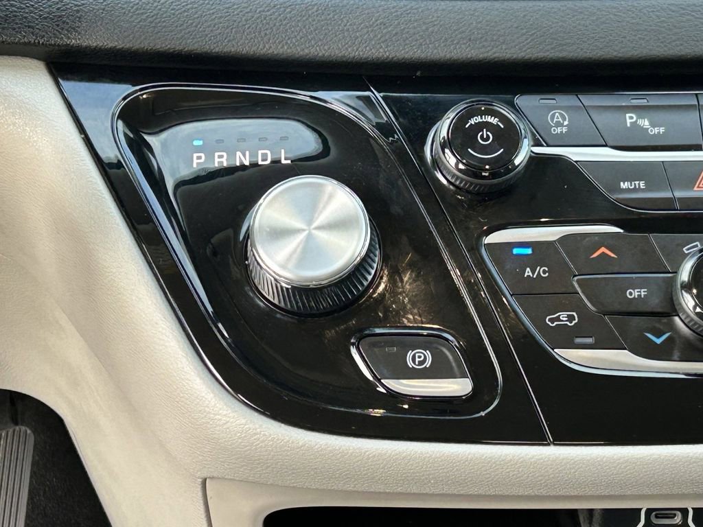 Used 2023 Chrysler Pacifica Touring-L image 18