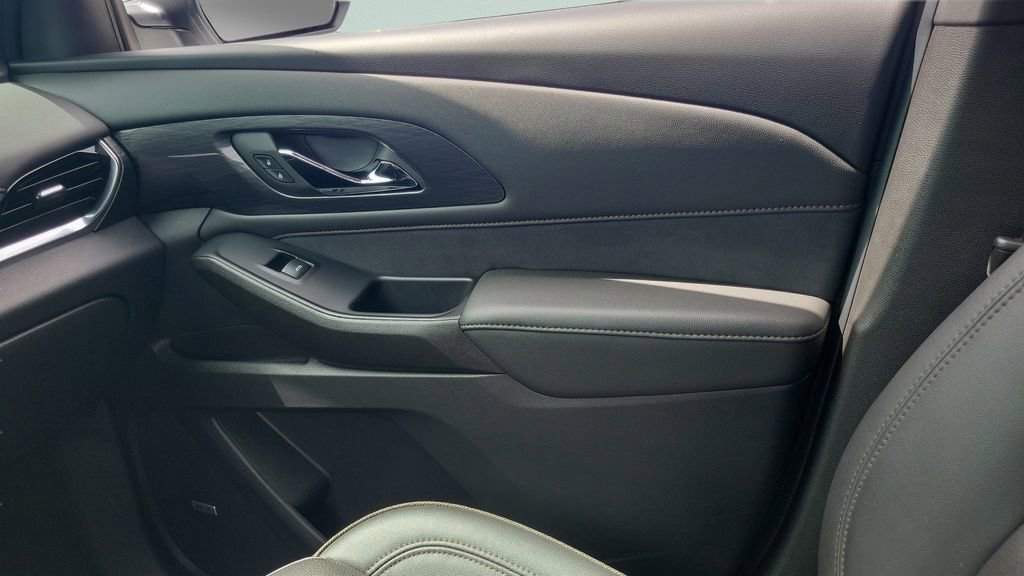 Used 2023 Chevrolet Traverse High Country image 24