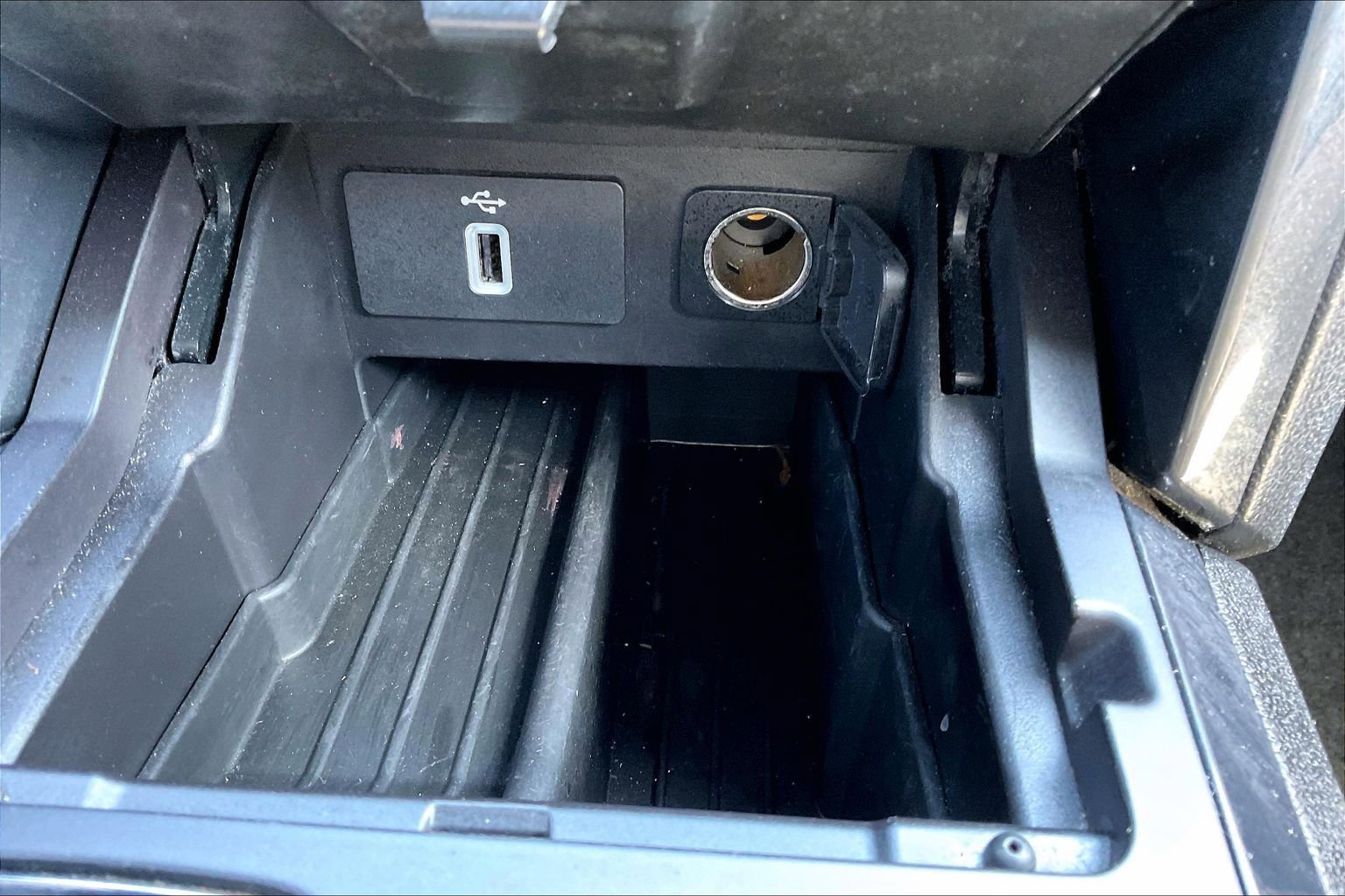 Used 2018 Ford Explorer XLT w/ Equipment Group 201A FWD image 16