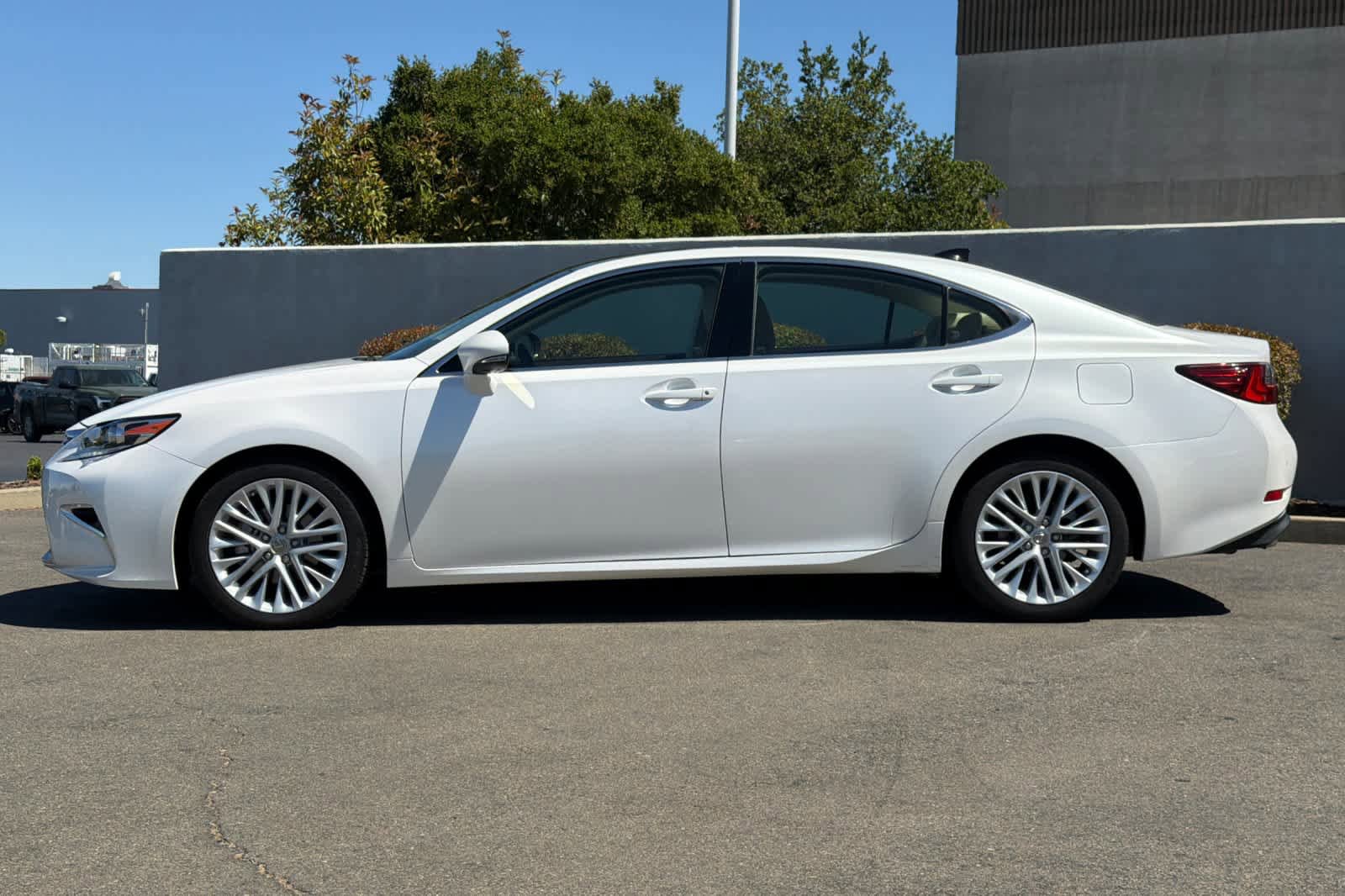 Used 2016 Lexus ES 350 w/ Luxury Package w/Wood Trim FWD image 9