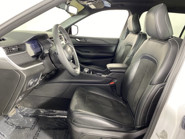Used 2023 Jeep Grand Cherokee L Altitude AWD/4WD image 16