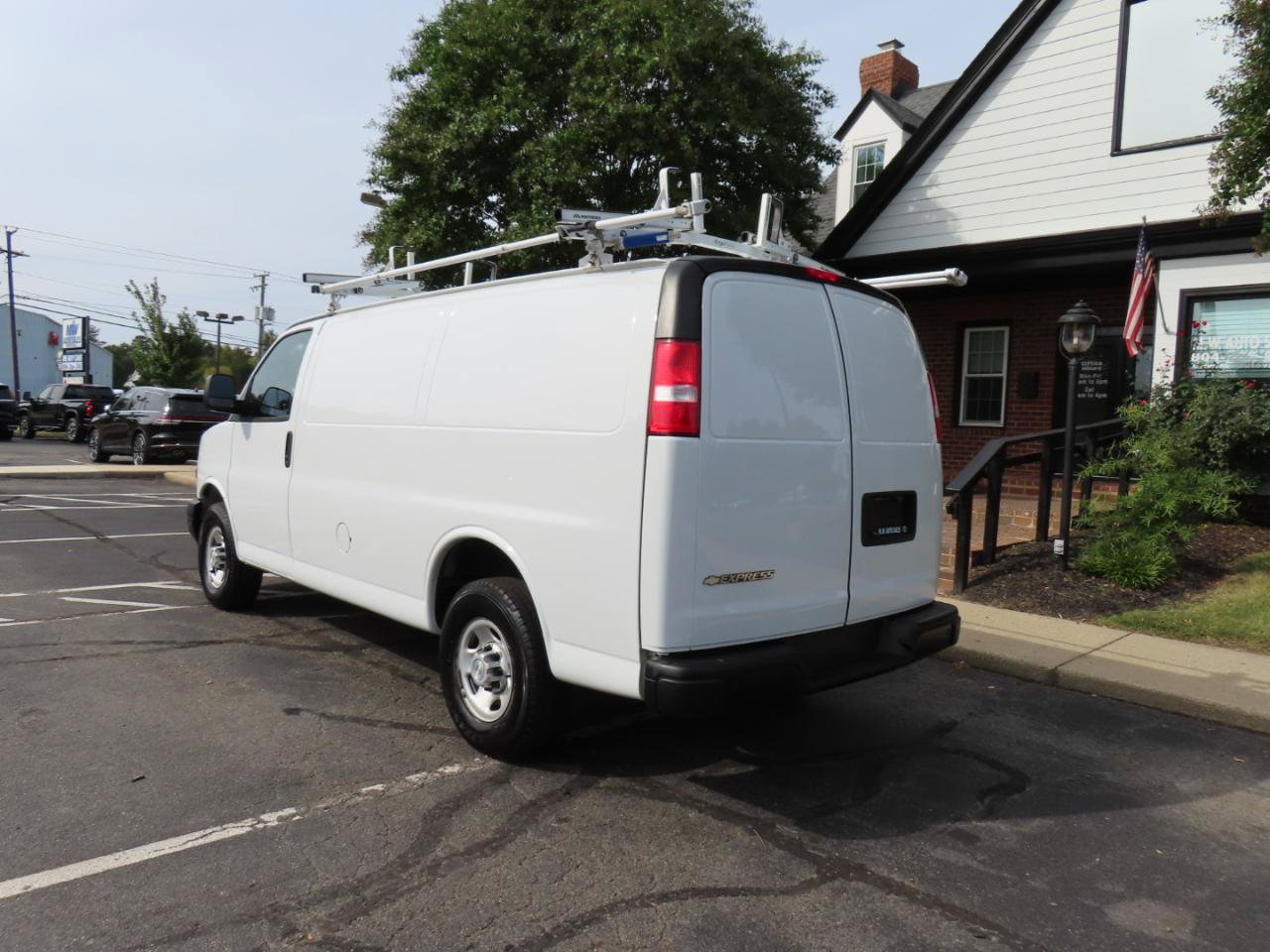 Used 2020 Chevrolet Express 3500 w/ Driver Convenience Package RWD image 5