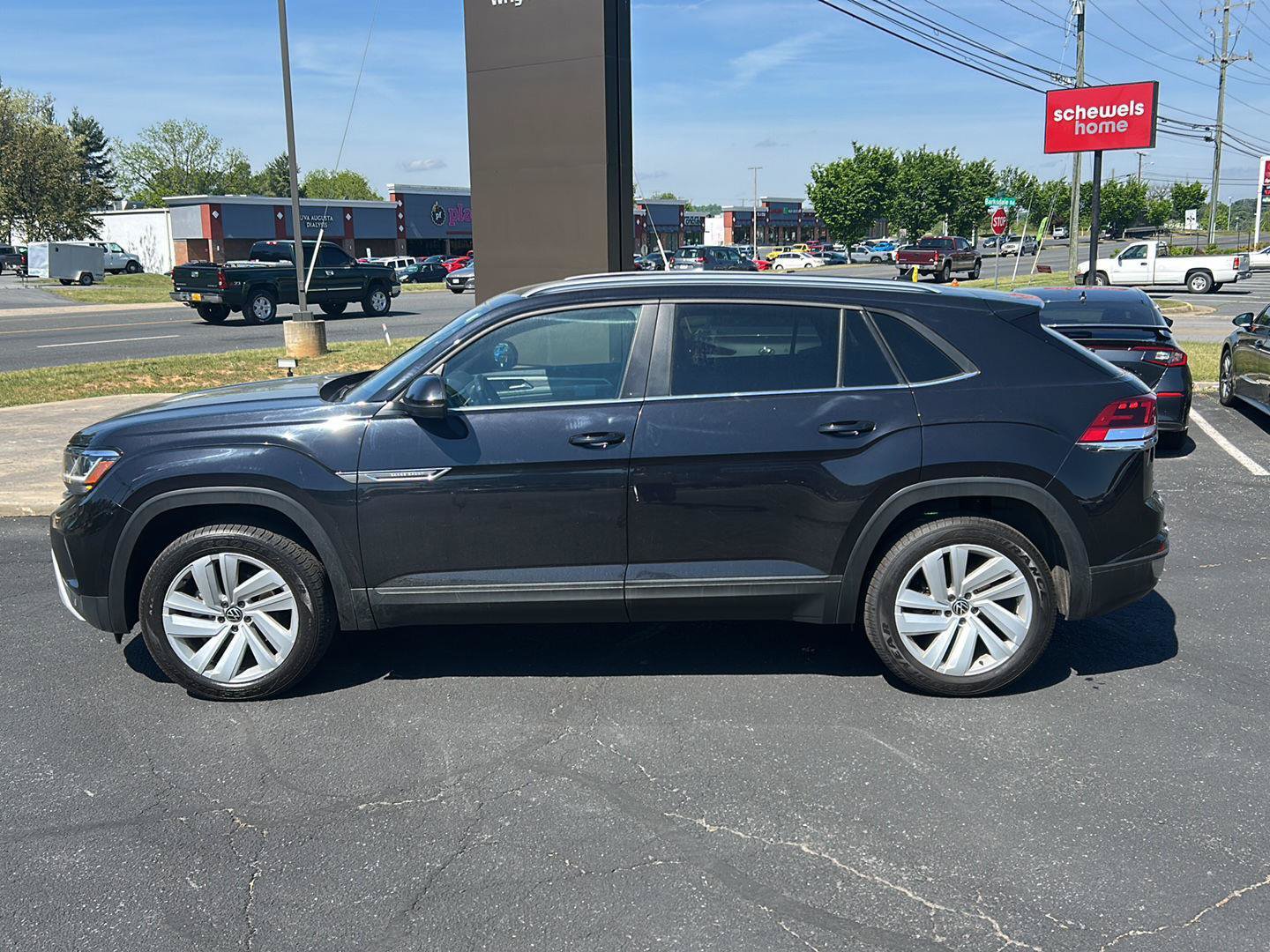 Used 2022 Volkswagen Atlas Cross Sport SE AWD/4WD image 2