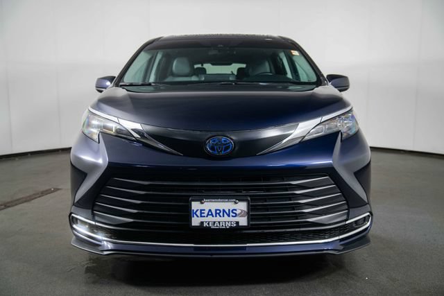 Used 2024 Toyota Sienna XLE FWD image 3