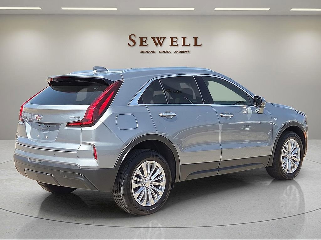 Used 2024 Cadillac XT4 Luxury w/ Cold Weather Package FWD image 5