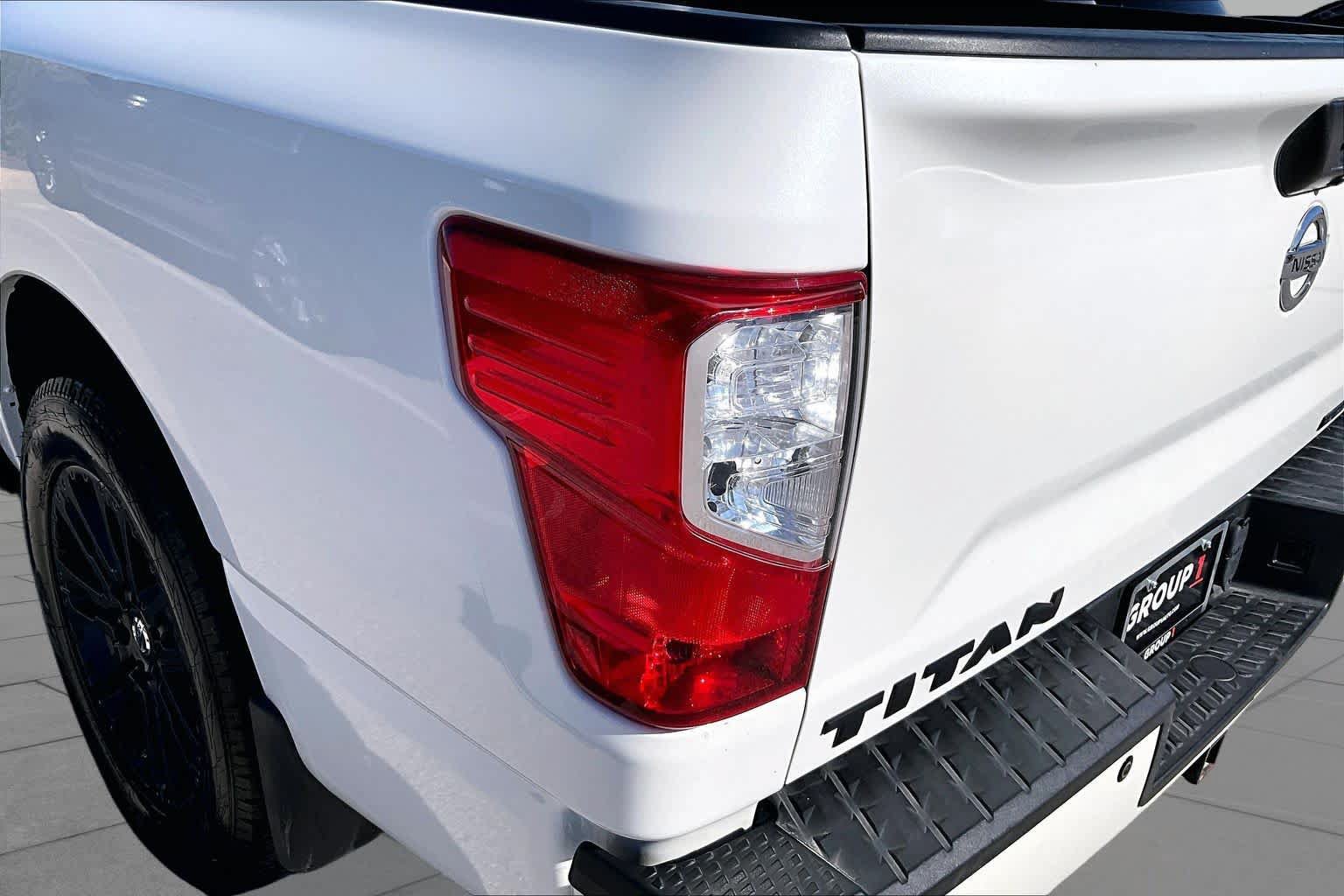 Used 2018 Nissan Titan SV w/ SV Convenience Package RWD image 29