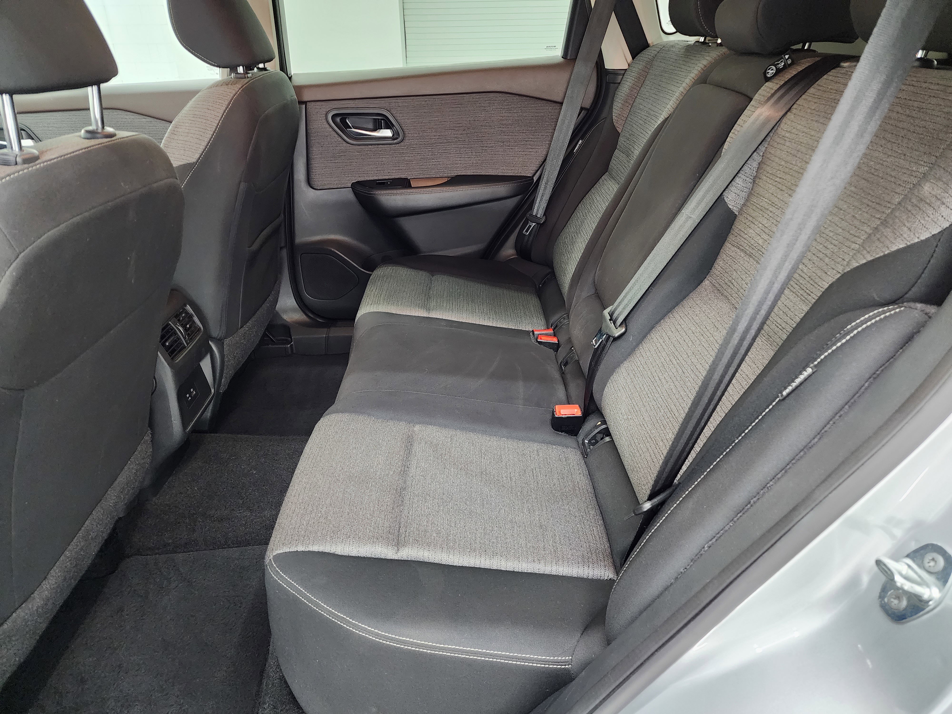 Used 2023 Nissan Rogue SV image 9