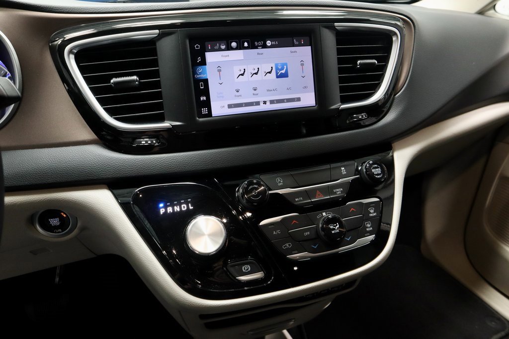 Used 2024 Chrysler Voyager LX image 31