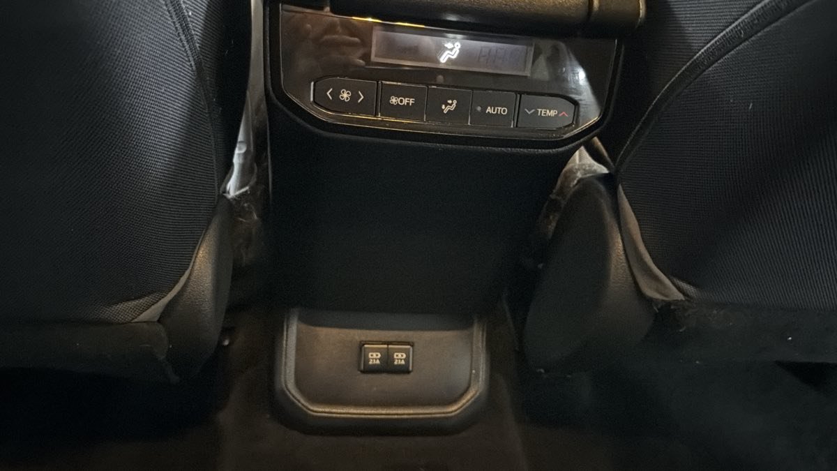 Used 2021 Toyota Highlander LE FWD image 27