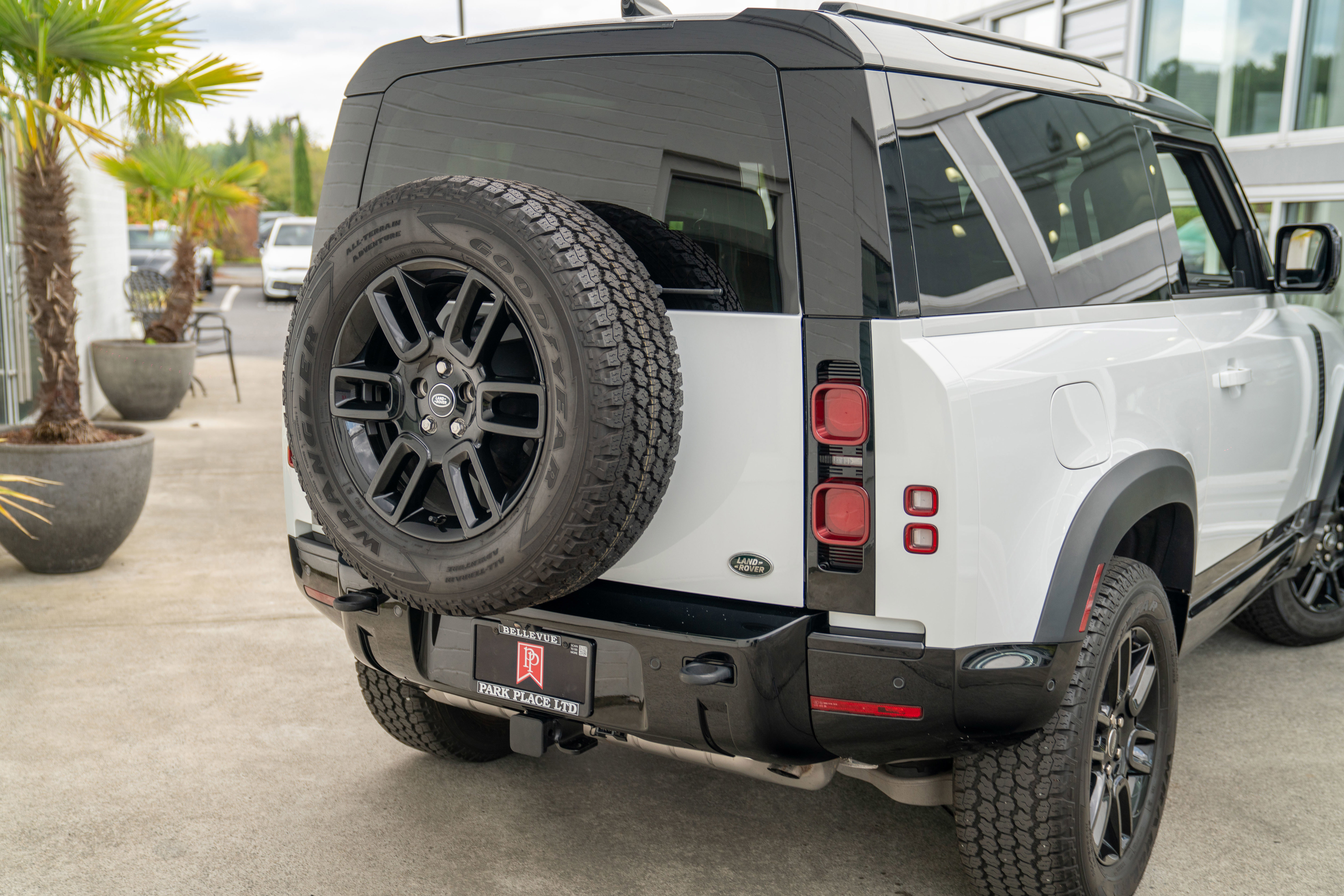 Used 2022 Land Rover Defender 90 X-Dynamic S image 9