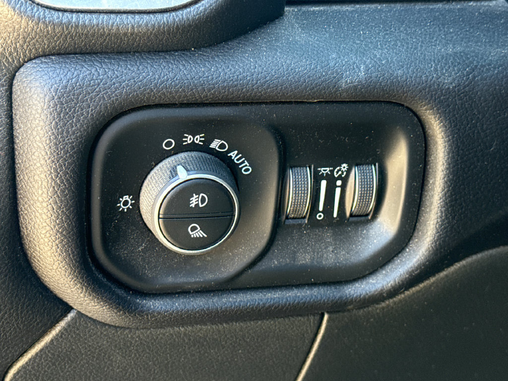 Used 2025 RAM 3500 Laramie AWD/4WD image 19