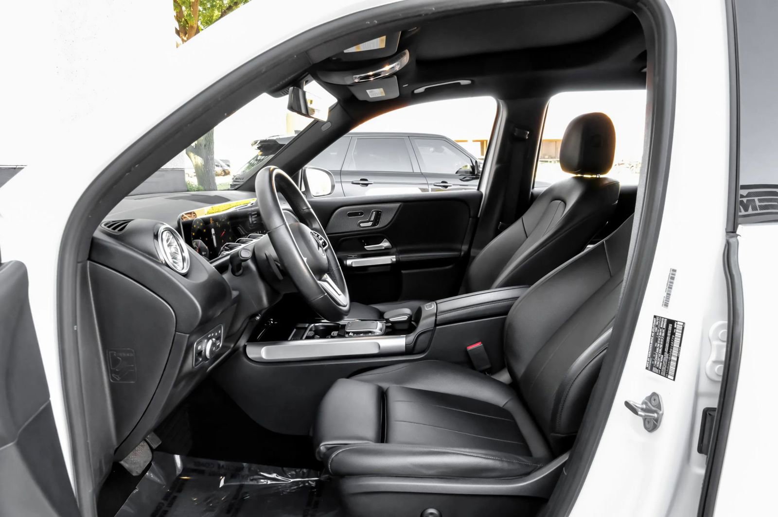 Used 2021 Mercedes-Benz GLB 250 4MATIC w/ Premium Package image 3
