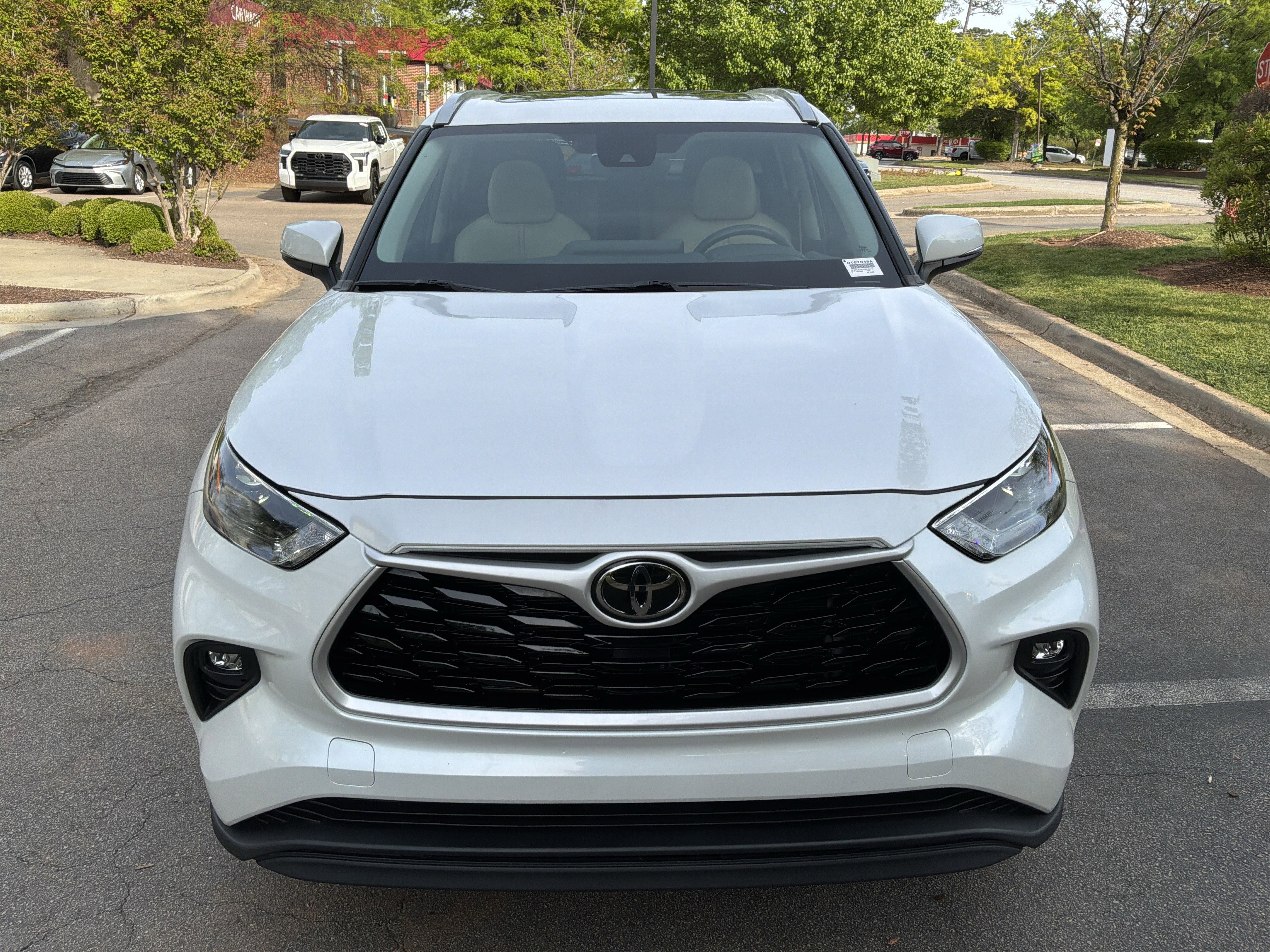 Used 2023 Toyota Highlander XLE image 3