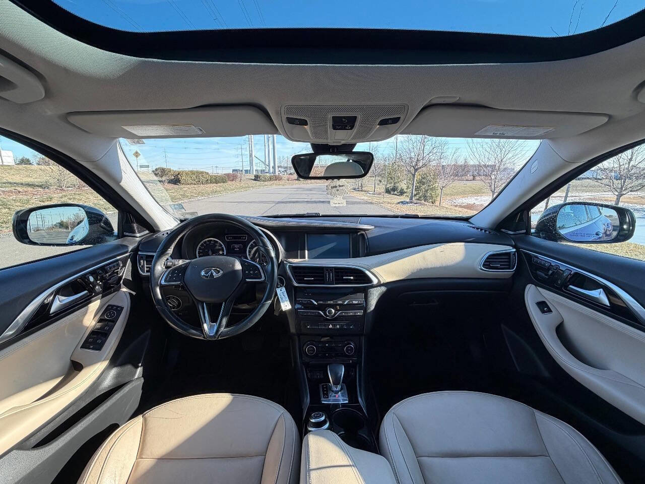 Used 2017 INFINITI QX30 Premium w/ Navigation Package image 18