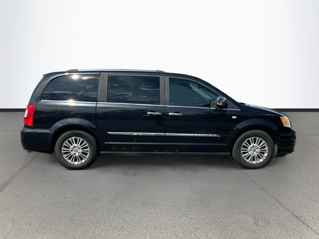 Used 2014 Chrysler Town & Country Touring-L FWD image 8