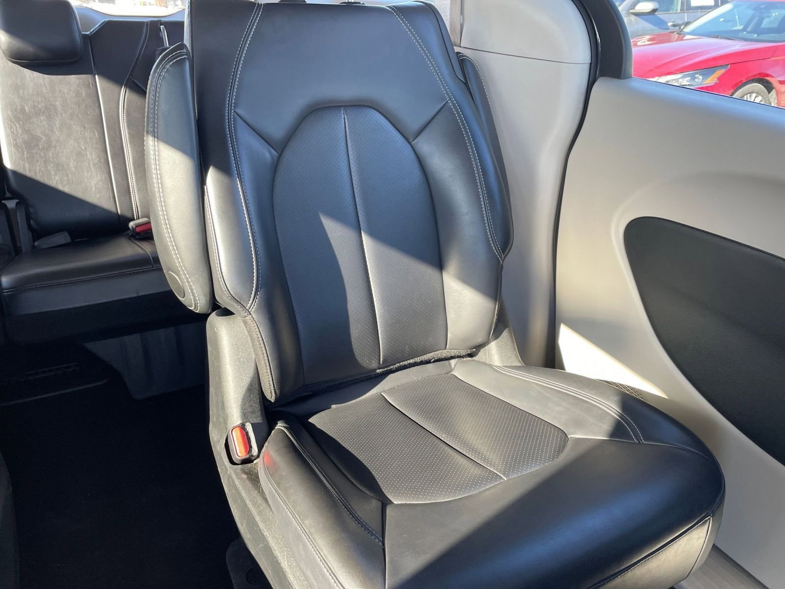 Used 2023 Chrysler Pacifica Touring-L image 39