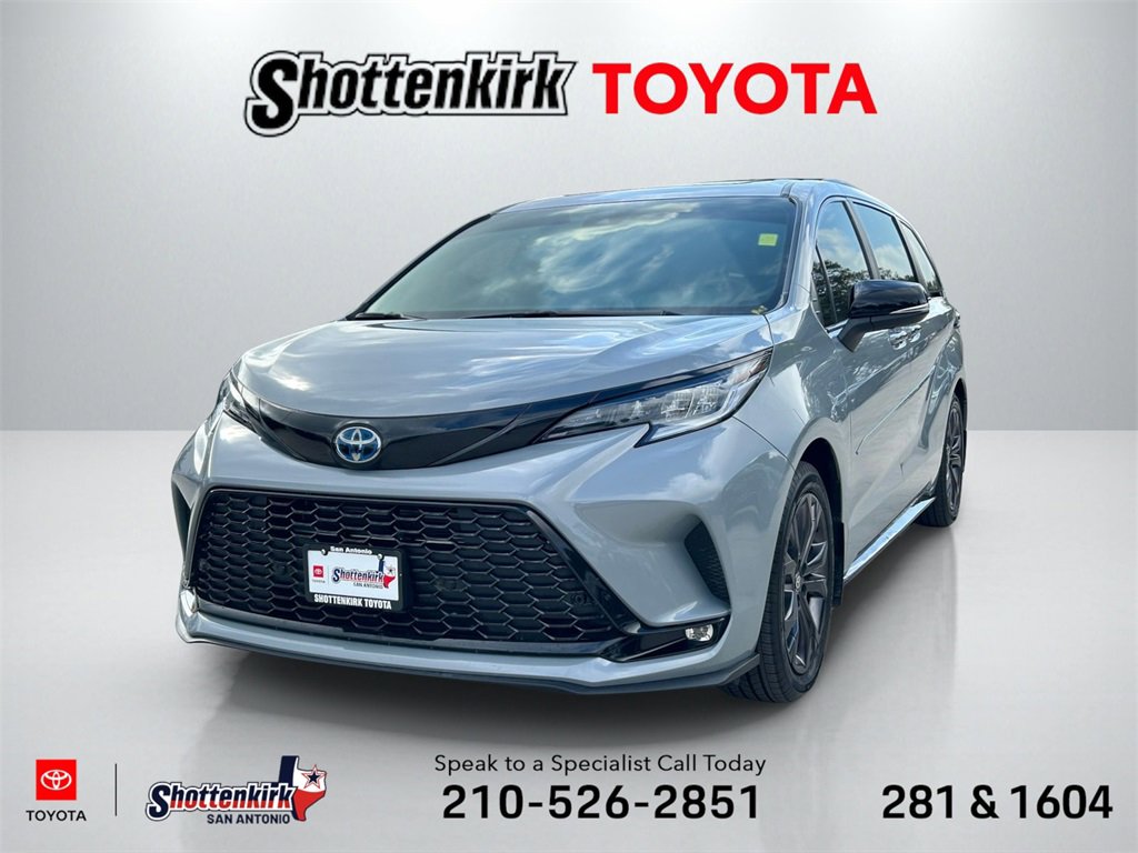 Used 2025 Toyota Sienna XSE image 1