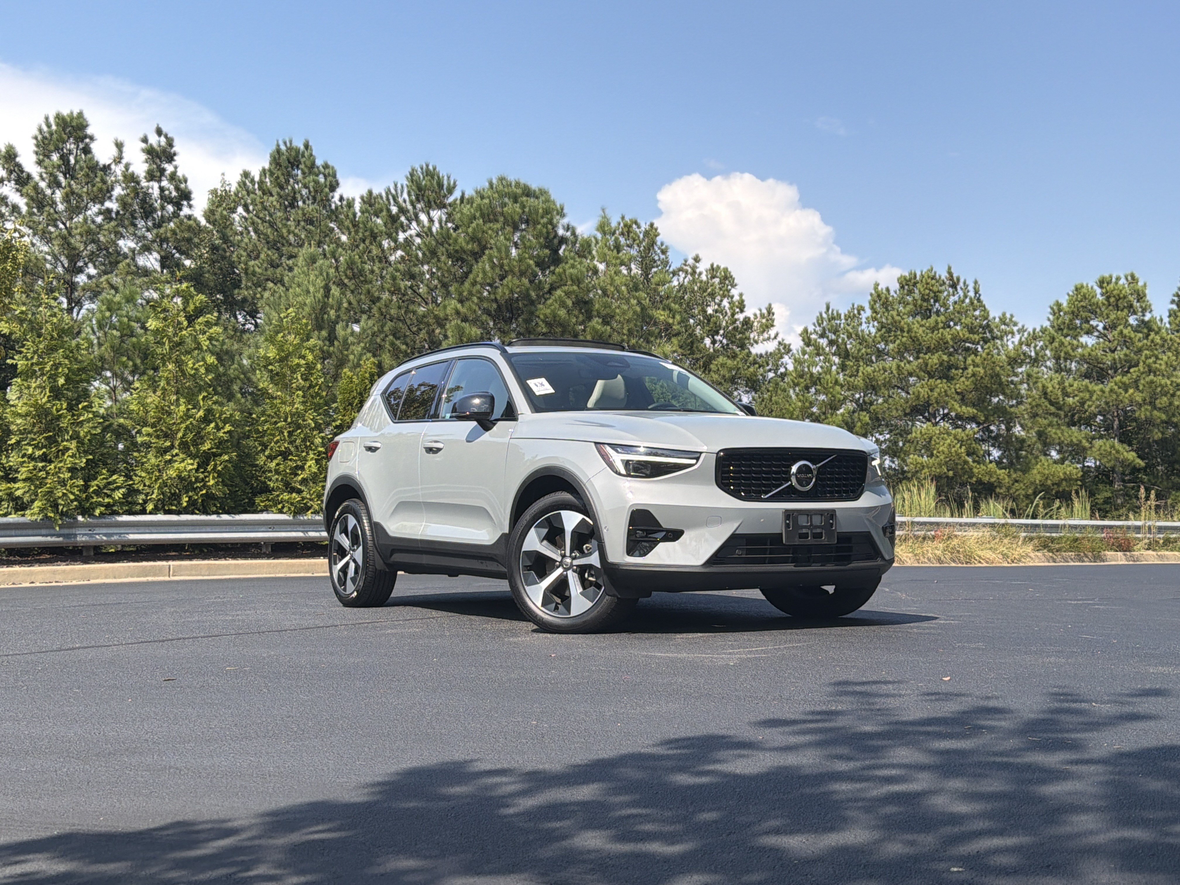 Used 2025 Volvo XC40 B5 Plus w/ Protection Package Premier AWD/4WD image 2
