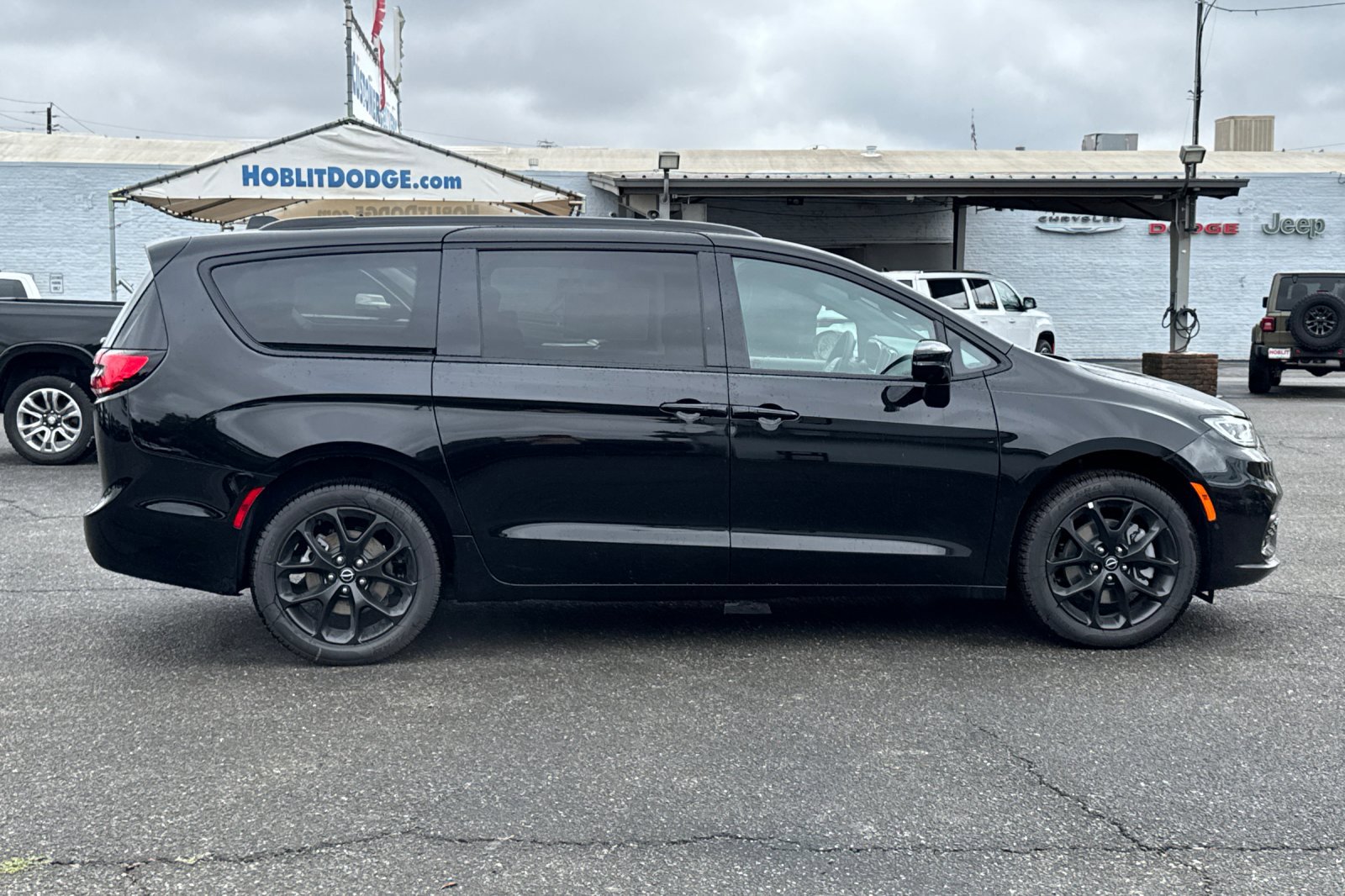 New 2026 Chrysler Pacifica Limited w/ S Appearance Package image 2
