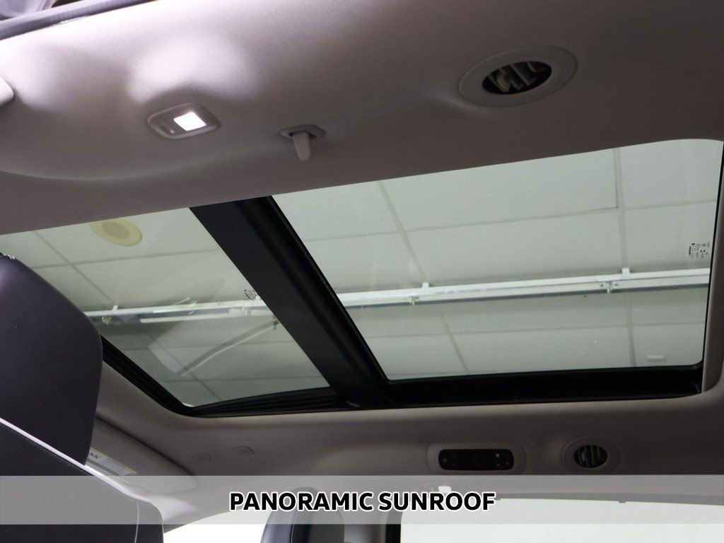 Used 2023 Chrysler Pacifica Limited image 4