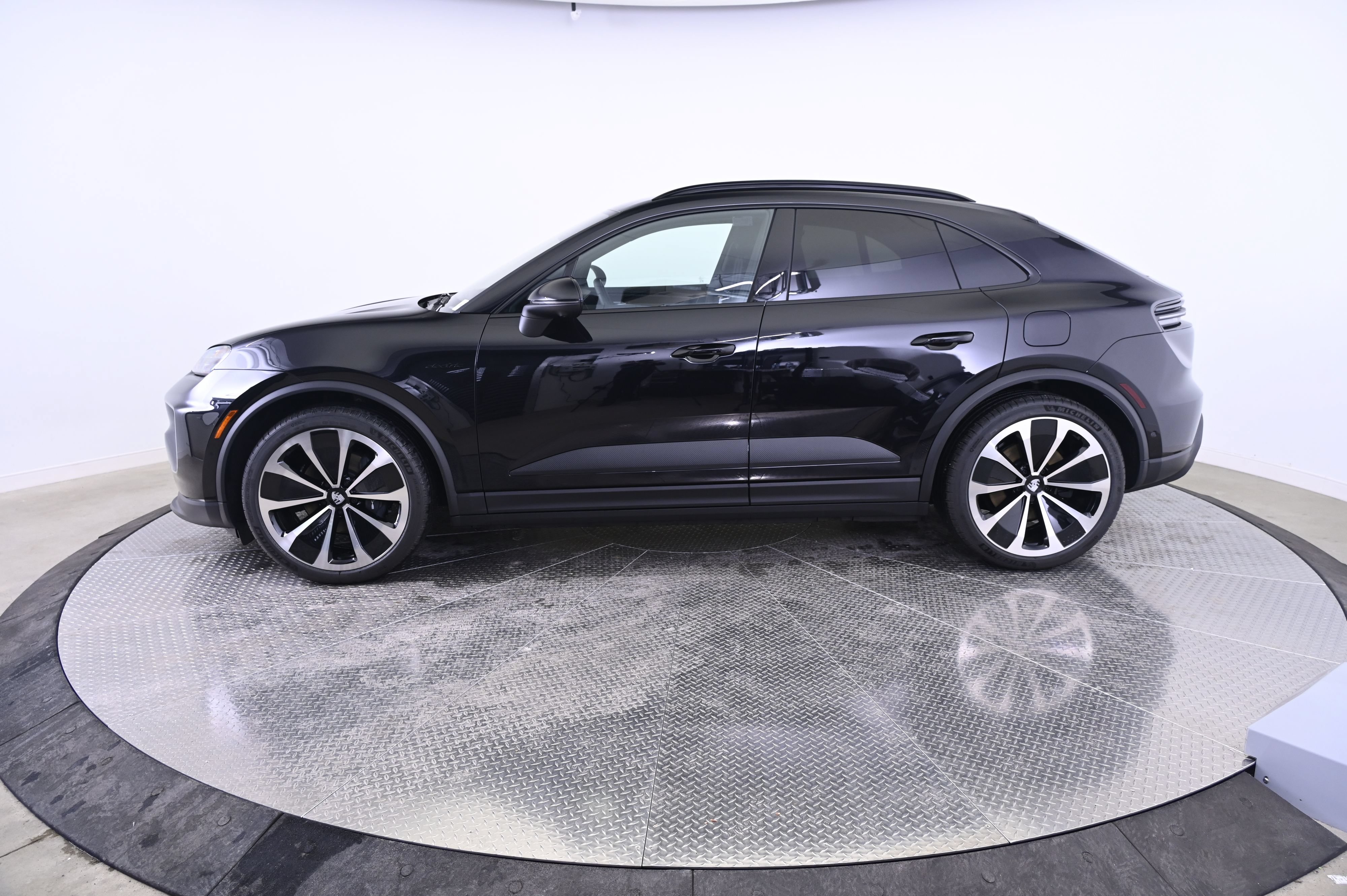 Certified 2025 Porsche Macan 4 Electric AWD/4WD image 2