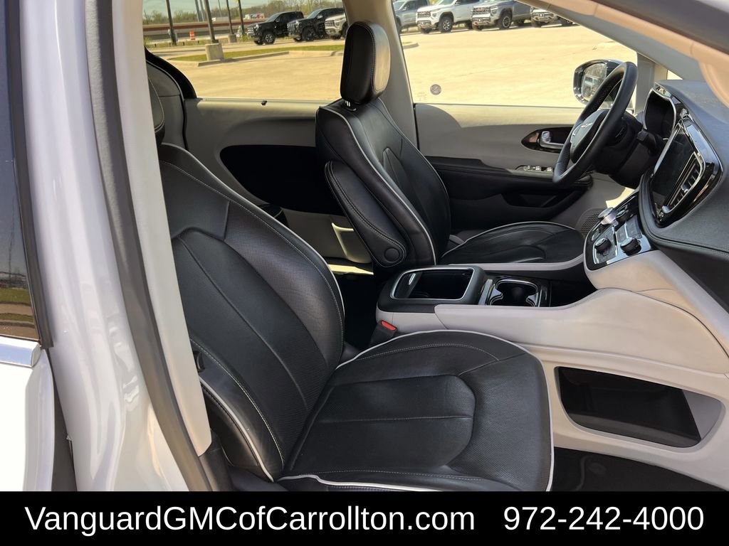 Used 2023 Chrysler Pacifica Limited image 26