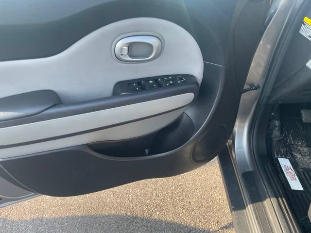 Used 2015 Kia Soul FWD image 29