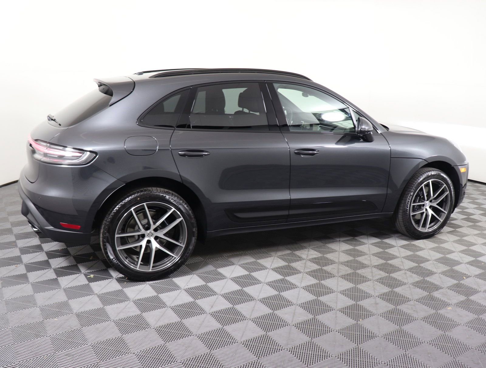 Certified 2025 Porsche Macan image 8